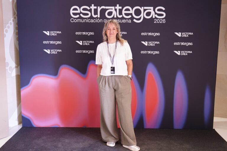Asistentes posando en el photocall de ESTRATEGAS 2026, foto 56