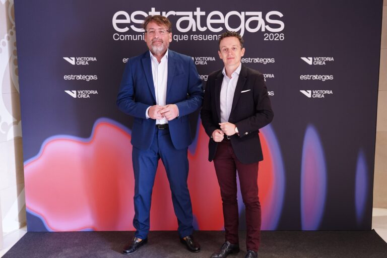 Asistentes posando en el photocall de ESTRATEGAS 2026, foto 58