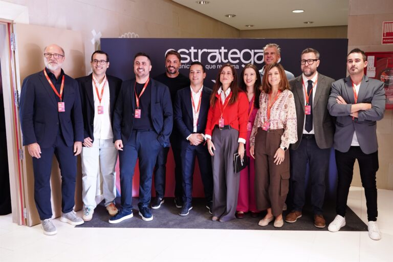 Asistentes posando en el photocall de ESTRATEGAS 2026, foto 59