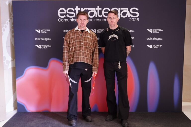 Asistentes posando en el photocall de ESTRATEGAS 2026, foto 60