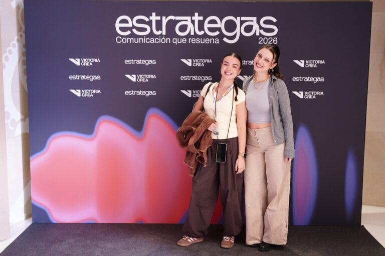 Asistentes posando en el photocall de ESTRATEGAS 2026, foto 61