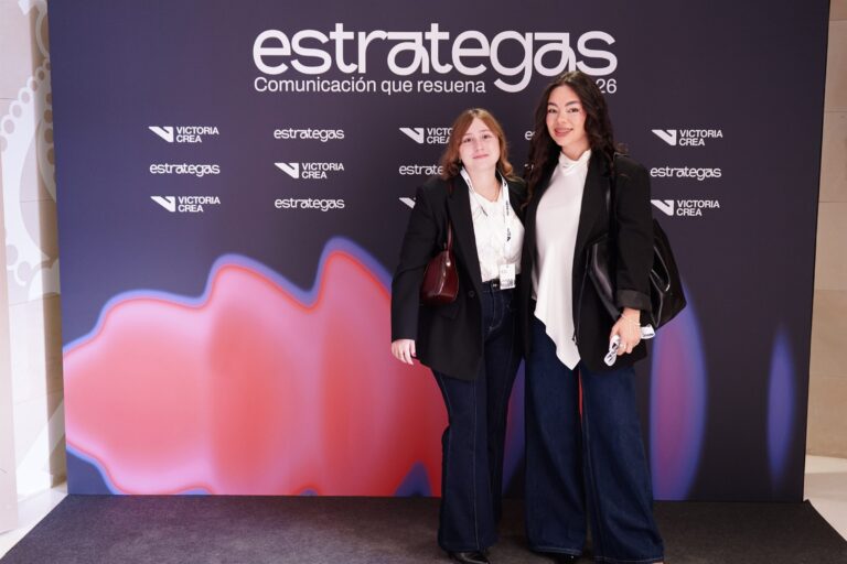 Asistentes posando en el photocall de ESTRATEGAS 2026, foto 62