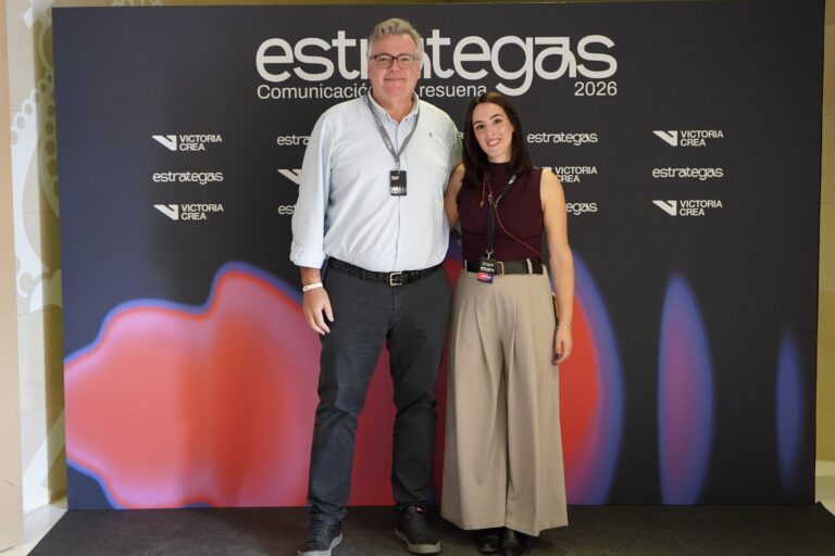 Asistentes posando en el photocall de ESTRATEGAS 2026, foto 63
